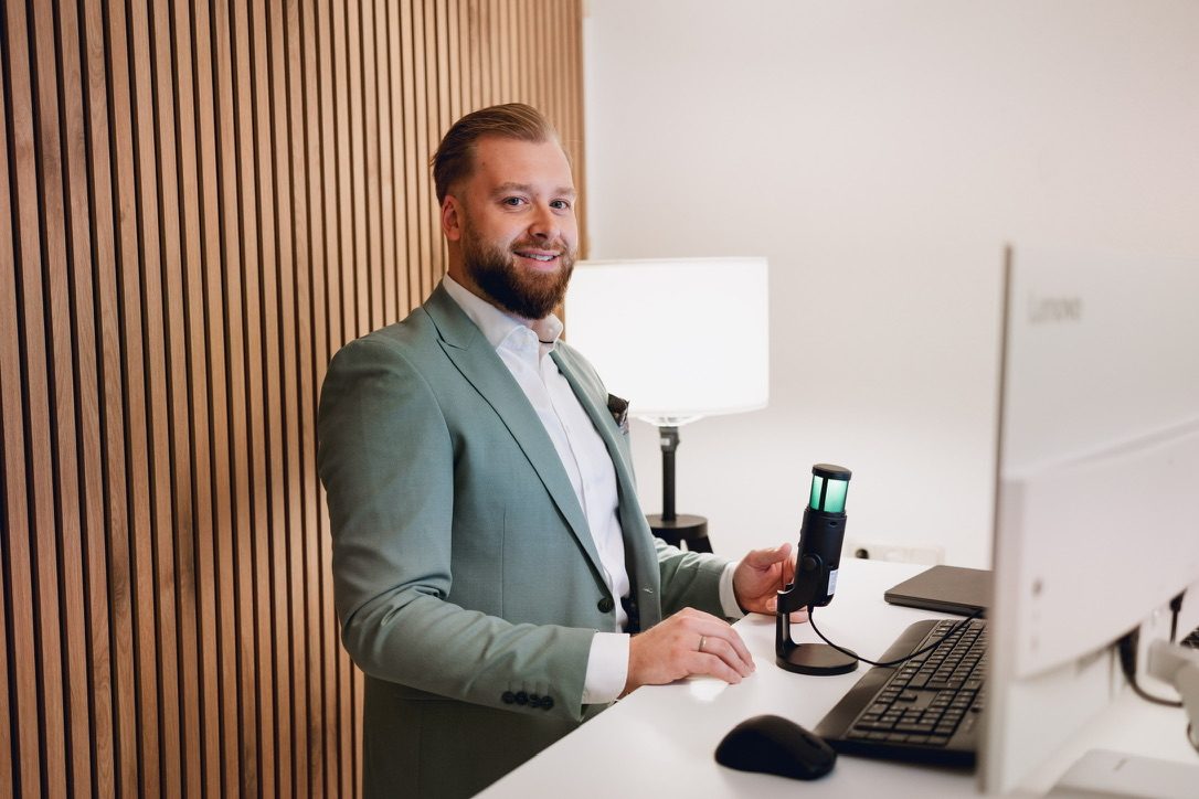 Tobias Mantsch am Schreibtisch in der Agentur, bereit für ein Online-Gespräch